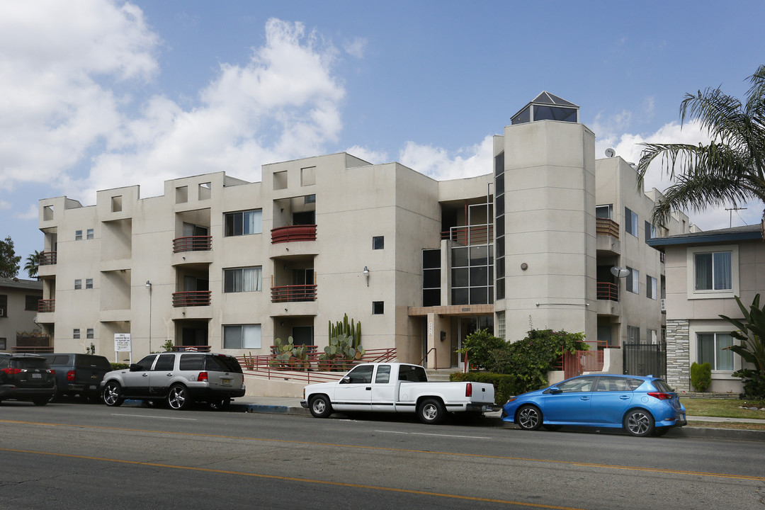 Valley Vanowen Apartments in Winnetka, CA - Building Photo