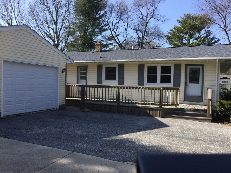 565 E Chadwick Dr in Muskegon, MI - Building Photo