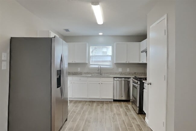 11950 Rolling Stream Dr in Tomball, TX - Building Photo - Building Photo