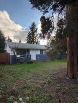 2119 SW Cloverdale St in Seattle, WA - Building Photo