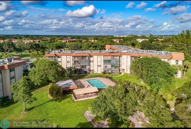 6100 S Falls Cir Dr in Lauderhill, FL - Building Photo - Building Photo