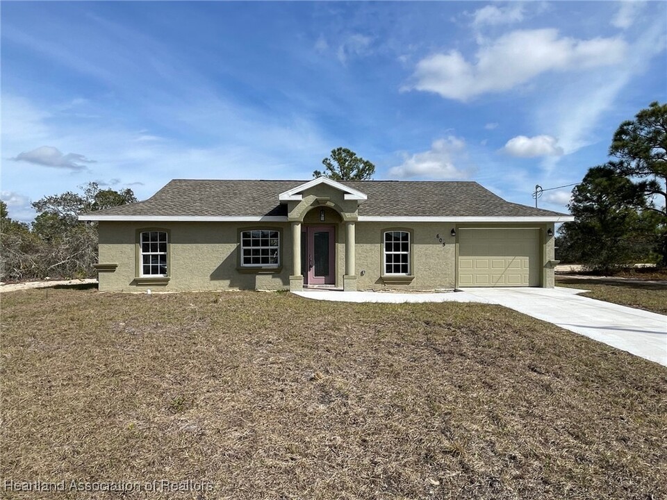 605 Avalon Ct in Lake Placid, FL - Building Photo