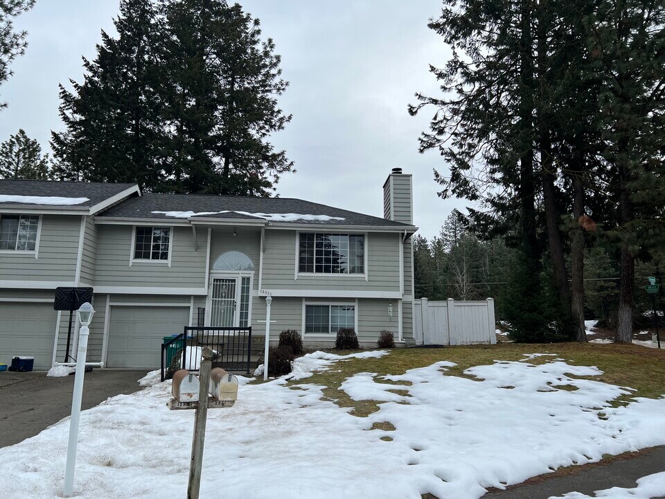 12521 N Fairwood Dr in Spokane, WA - Building Photo