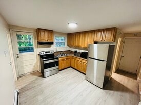 320 West St in Amherst, MA - Building Photo