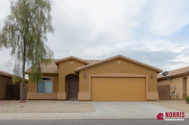 1033 Nina Dr in Casa Grande, AZ - Foto de edificio - Building Photo
