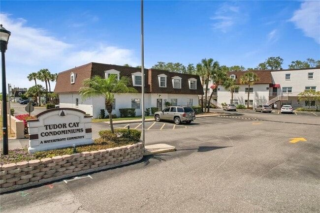 9201 Tudor Dr in Tampa, FL - Building Photo - Building Photo