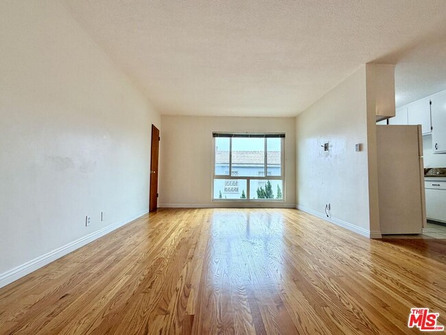 1346 Cochran Ave in Los Angeles, CA - Building Photo - Building Photo