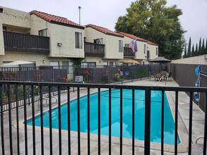 Gilbert Court Apartments in Fullerton, CA - Building Photo - Building Photo