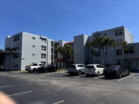 9451 Evergreen Pl in Davie, FL - Building Photo