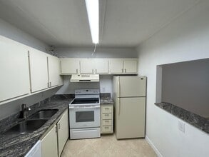 2100 Springdale Blvd in Palm Springs, FL - Foto de edificio - Building Photo