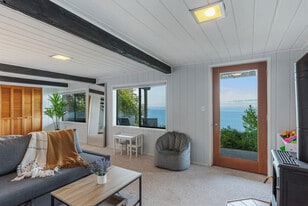 2062 S Breezy Point Rd in Camano, WA - Building Photo