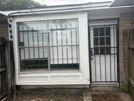 6957 Chasewood Dr in Missouri City, TX - Building Photo