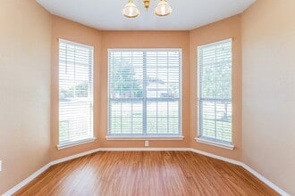 1101 Darren Dr in Burleson, TX - Foto de edificio - Building Photo