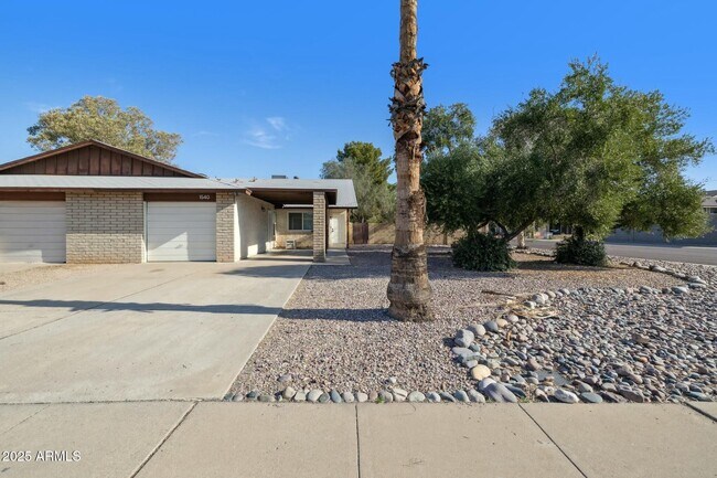 property at 1540 E El Parque Dr