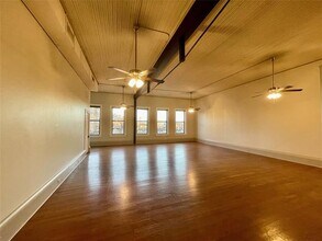 105 W Hickory St in Denton, TX - Building Photo - Building Photo