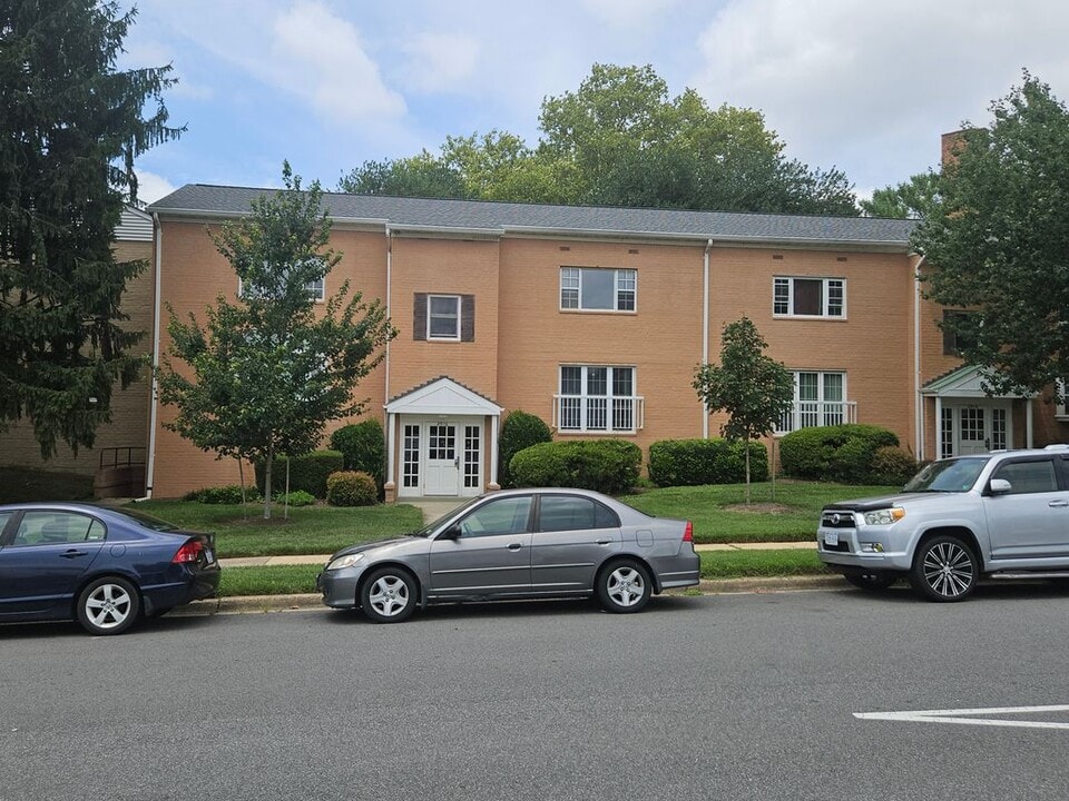 2916 Peyton Randolph Dr in Falls Church, VA - Building Photo