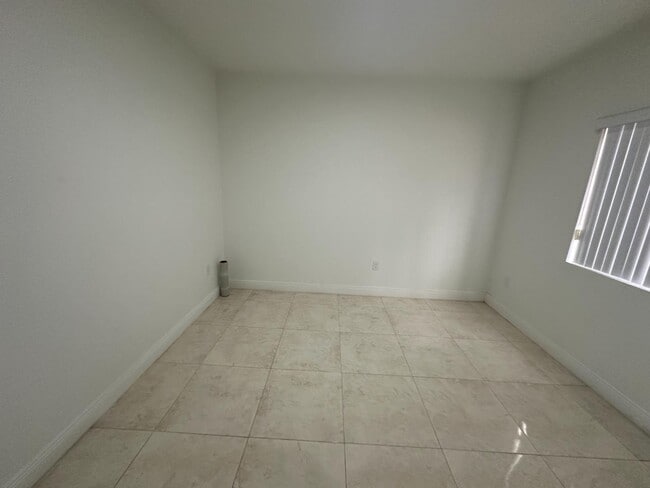 241 E 6th St in Hialeah, FL - Building Photo - Building Photo