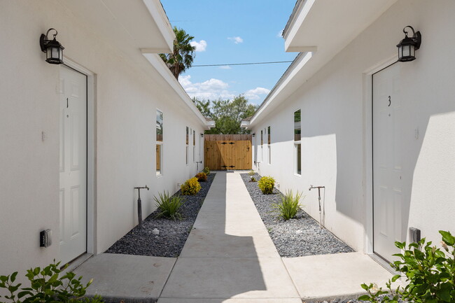 307 W Diamondhead Ave in Alton, TX - Building Photo - Building Photo