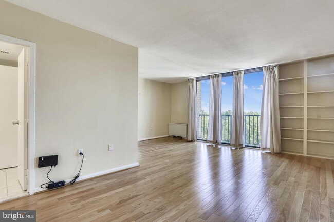 4242 East-West Hwy-Unit -1017 in Chevy Chase, MD - Foto de edificio - Building Photo
