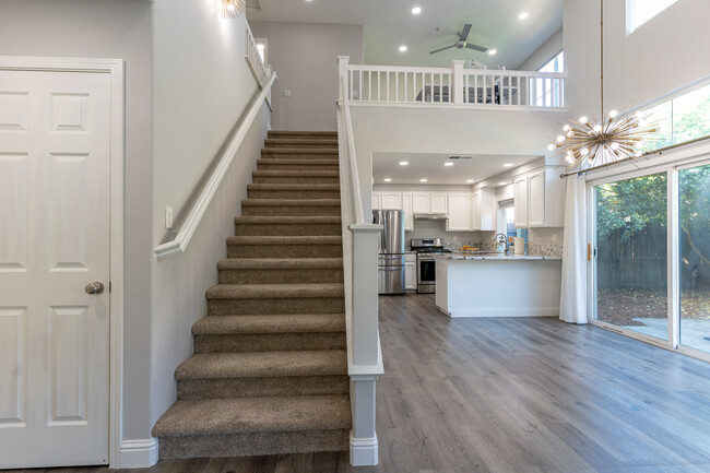 15 Paisan Ct in Sacramento, CA - Foto de edificio - Building Photo