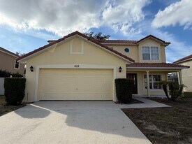 203 Granada Blvd in Davenport, FL - Building Photo