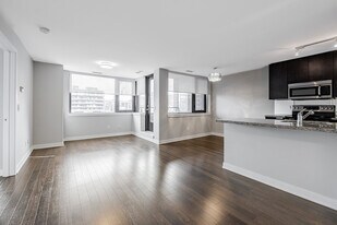 400 Wellington St W in Toronto, ON - Building Photo