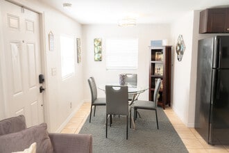 1740 19TH Ave S, Unit Half in St. Petersburg, FL - Building Photo - Building Photo