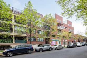 Garden Hills Condos in Fresh Meadows, NY - Foto de edificio - Building Photo