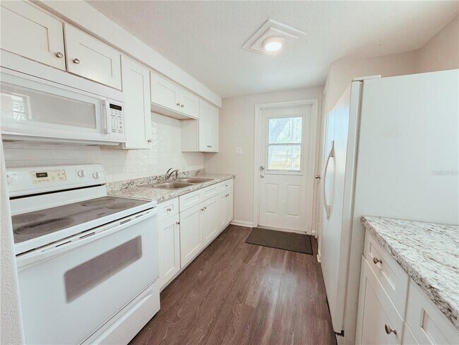 5305 Oakwood Ct in Tampa, FL - Building Photo - Building Photo