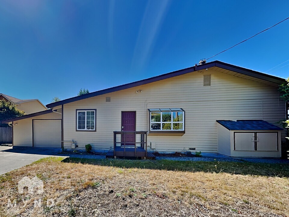 572 Orcas Ave NE in Renton, WA - Building Photo