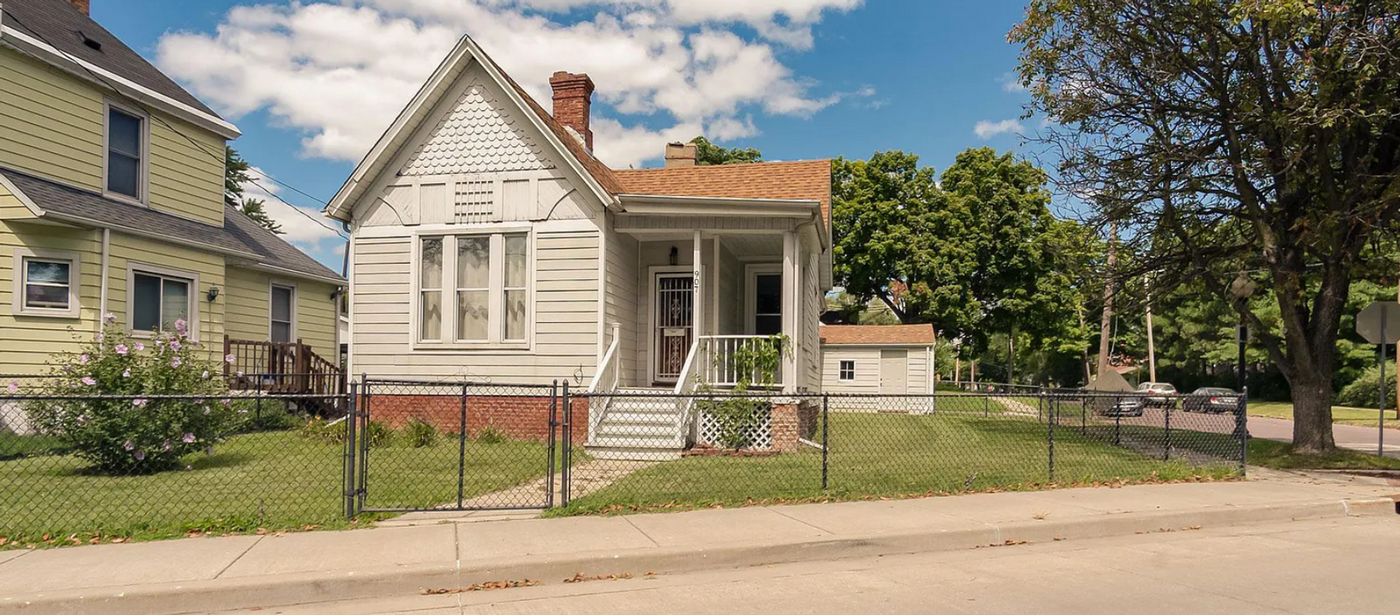 907 NE Glen Oak Ave in Peoria, IL - Foto de edificio