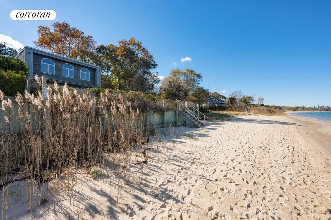 15 Terry Dr in Sag Harbor, NY - Building Photo