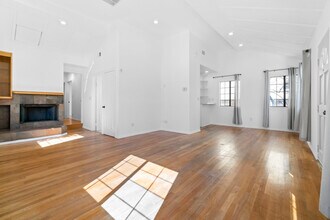 8643 Clifton Way in Beverly Hills, CA - Foto de edificio - Building Photo