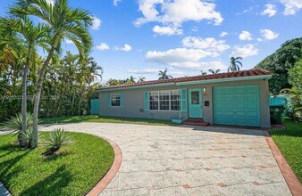 906 NE 4th St in Hallandale Beach, FL - Building Photo - Building Photo