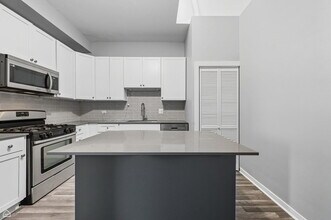 2370 N Elston Ct in Chicago, IL - Building Photo - Building Photo