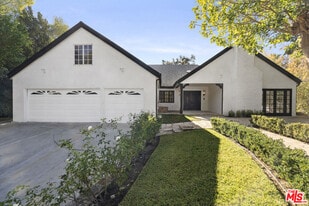 3217 Hutton Dr in Beverly Hills, CA - Building Photo