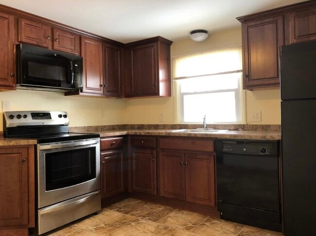 107 Wadsworth Rd, Unit Top Floor
