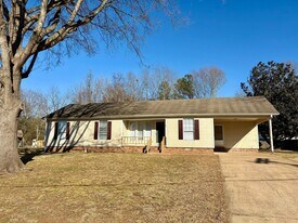 84 Hickory Hills Dr in Jackson, TN - Building Photo
