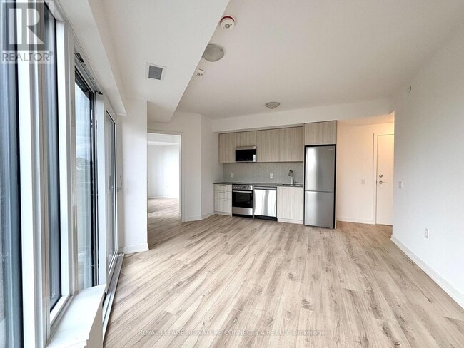 7439 Kingston Rd in Toronto, ON - Building Photo - Building Photo