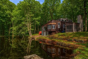 860 Oakwood Rd in Orange, CT - Building Photo