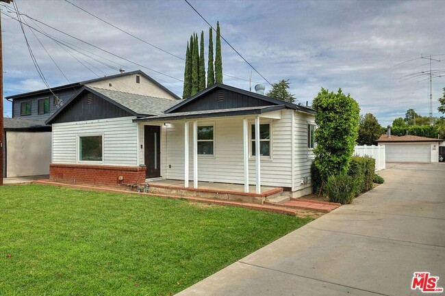 22717 Hatteras St in Los Angeles, CA - Building Photo - Building Photo