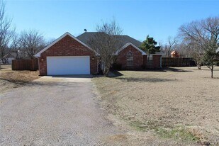 303 Summit Cir in Durant, OK - Building Photo