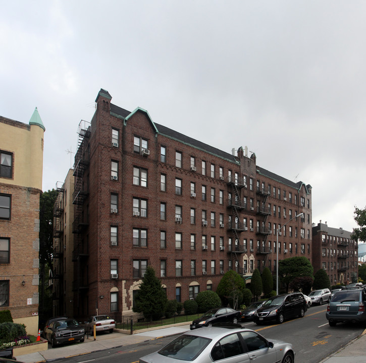 119-37 Metropolitan Ave in Kew Gardens, NY - Building Photo