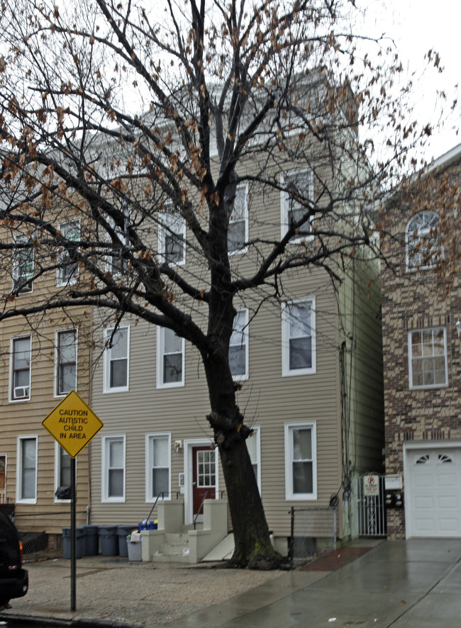 24 Jefferson Ave in Jersey City, NJ - Foto de edificio - Building Photo