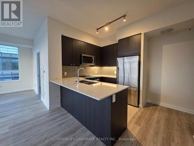 3260 Sheppard Ave E in Toronto, ON - Building Photo - Building Photo