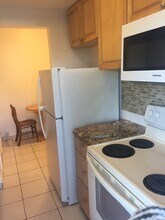 2045 NE 24th Ave, Unit 9 in Pompano Beach, FL - Foto de edificio - Building Photo