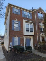 2724 Manhattan Pl in Vienna, VA - Building Photo