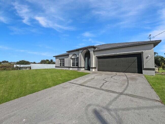 906 Alfreda Ave in Lehigh Acres, FL - Foto de edificio - Building Photo