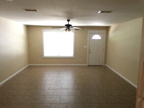 3613 Clemens Rd, Unit 100 in Longview, TX - Foto de edificio - Building Photo