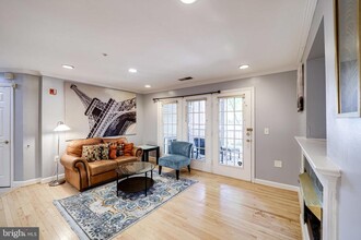 6603 Thackwell Way in Alexandria, VA - Foto de edificio - Building Photo